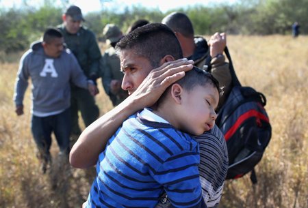 Inmigrantes mexicanos son detenidos por la patrulla de fronteras cerca de Río Grande, Texas. (John Moore/Getty Images)