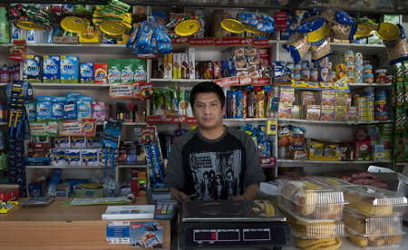 Un migrante peruano en su tienda Chile. (Claudio Santana/AFP/GettyImages)