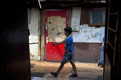 Un niño gitano pasea por la barriada pobre de La Courneuve, al norte de París. KENZO TRIBOUILLARD/AFP/Getty Images