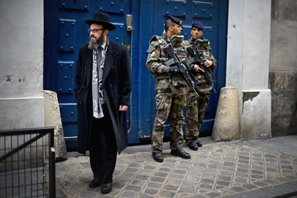 Soldados armados protegen un colegio en un barrio judío de París, Francia. Jeff J Mitchell/Getty Images