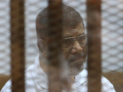 El ex presidente de Egipto y dirigente de los Hermanos Musulmanes, Mohamed Morsi, en el juicio que siguió al golpe de Estado en julio de 2013. STR/AFP/Getty Images