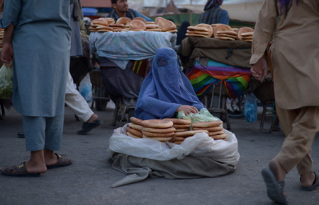 Una mujer en Afganistán vende pan en la calle. (Farshad Usyan/AFP/Getty Images)