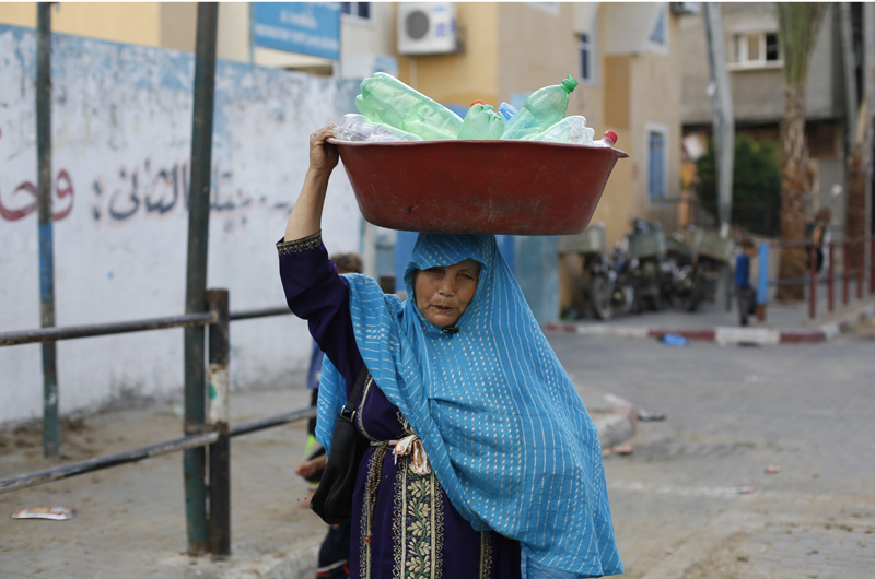 Una mujer palestina va a la búsqueda de agua en Beit Lahiya, ciudad al norte de la Franja de Gaza. (Mohammed Abed/AFP/Getty Images)