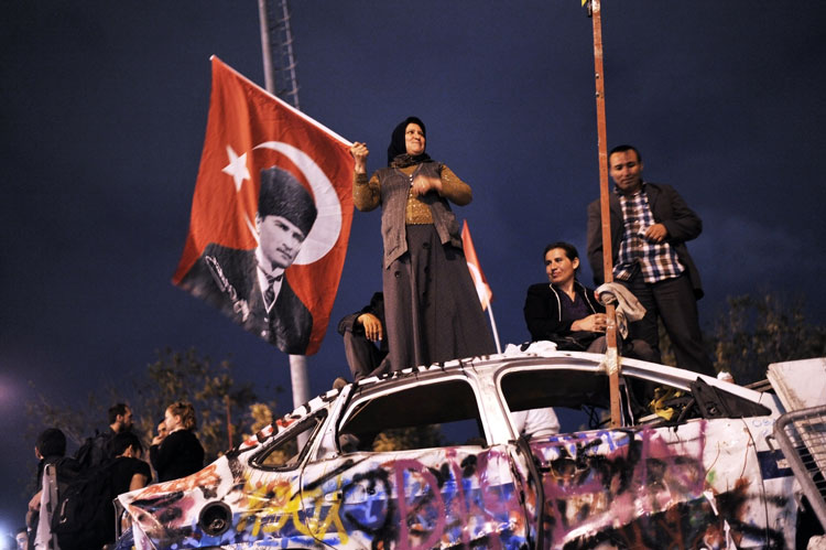 Una de las novedades en el nuevo culto a Atatürk es que las mujeres veladas—hace no tanto tiempo un evidente signo del islam político en la mente de muchos kemalistas—no solo no están excluidas sino que muchas veces forman parte activa en él. El cambio procede sobre todo de la presencia de los llamados Musulmanes Anticapitalistas/Revolucionarios en las protestas de Gezi, las más duras contra el Gobierno, de raíces islamistas, desde que éste llegara al poder en 2002. Numerosas mujeres con velo visitan Anıtkabir, como es conocido el mausoleo a Atatürk en el centro de la capital, Ankara. OZAN KOSE/AFP/Getty Images
