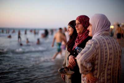 Palestinos e israelíes en la playa en Tel Aviv. Uriel Sinai/Getty Images