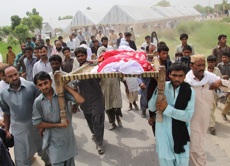 Familiares de la celebrity paquistaní Qandeel Baloch, asesinada por su propio hermano , en el funeral de ésta. SS Mirza/AFP/Getty Images 