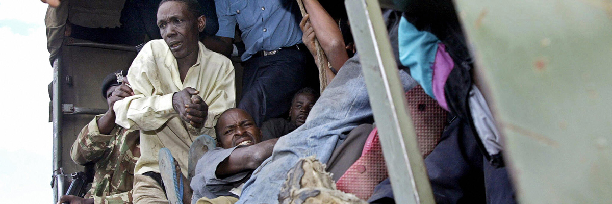 Sospechosos de pertenecer a la secta mungiki son detenidos por las autoridades. (Tony Karumba/AFP/Getty Images)