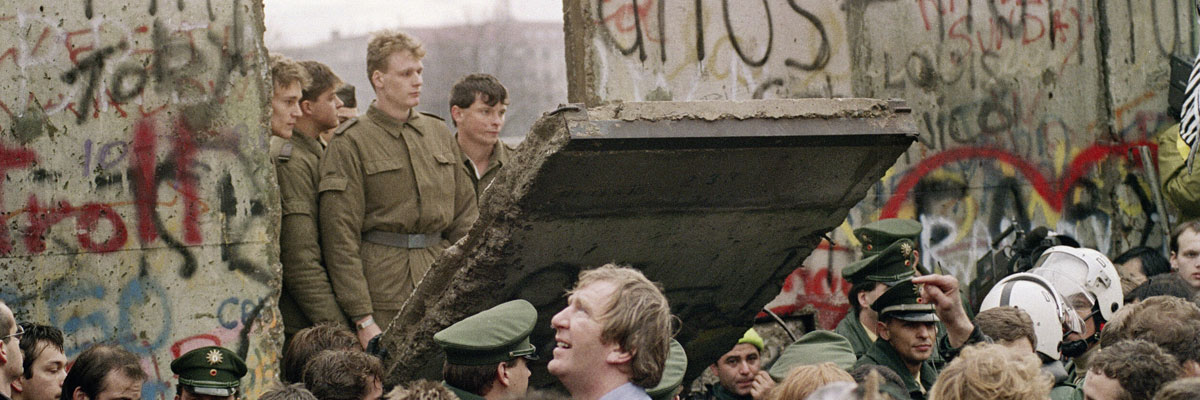 El 11 de noviembre de 1989, alemanes del oeste se amontonan para ver como cae el muro ante la mirada de los soldados de Alemania del Este. (Gerard Malie/AFP/Getty Images).