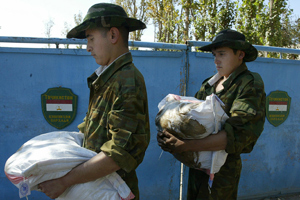 Guardias fronterizos tayikos transportando sacos de opio encontrados en la frontera con Afganistán (Vyacheslav Oseledko/AFP/Getty Images).