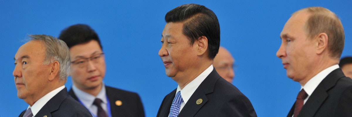 El presidente de Kazajistán, Nursultán Nazarbayev, el presidente chino, Xi Jinping, y su homólogo ruso, Vladímir Putin, durante una cumbre de la Organización de la Cooperación de Shanghai, septiembre de 2013. AFP/Getty Images 