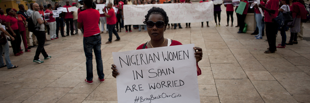 Una mujer sostiene un cartel donde denuncia el secuestro de más de 200 niñas por parte del grupo terrorista Boko Haram en la ciudad de Málaga, España. Jorge Guerrero/AFP/Getty Images.