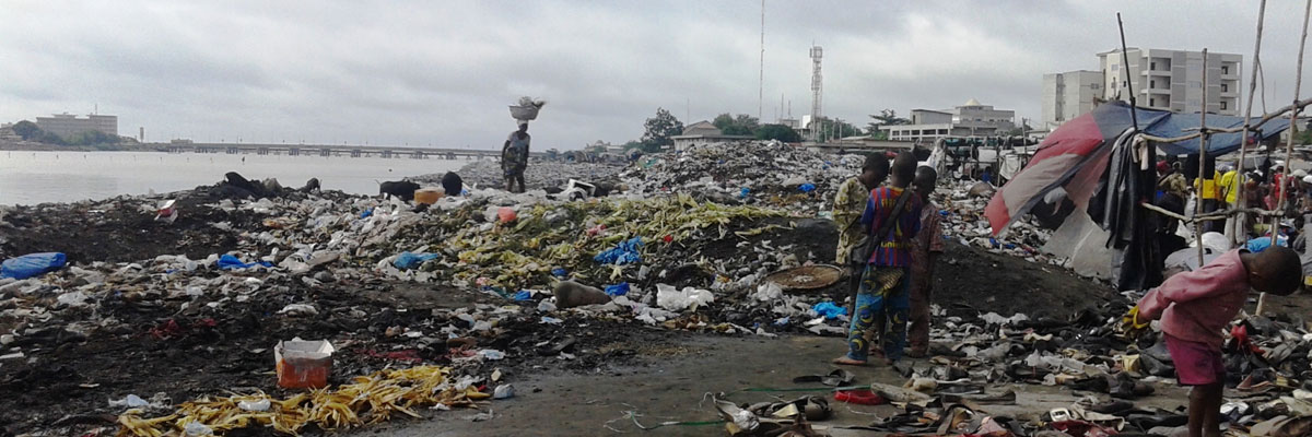 Niños de Benín en un basurero. Jesús Díez Alcaide