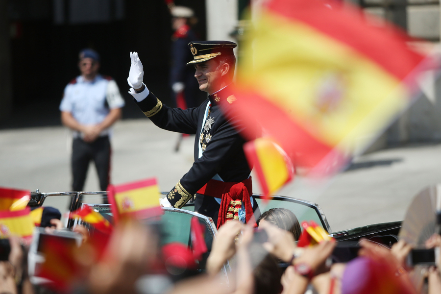 Abdicación del Rey Juan Carlos: El Rey Juan Carlos I presenta su abdicación el 2 de junio. El día 19 de ese mismo mes Felipe VI es proclamado Rey de España. En la imagen, el Rey Felipe VI saluda a su llegada al Palacio Real de Madrid el 19 de junio. Christopher Furlong/Getty Images.
