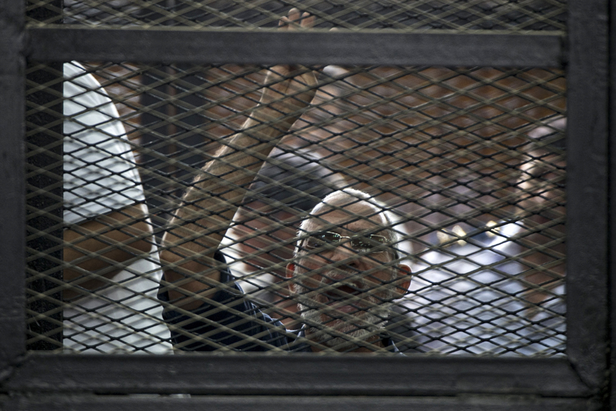 Al Sisi, presidente de Egipto: Abdelfatah al Sisi se convierte en el presidente egipcio el 8 de junio, tras haber vencido las elecciones presidenciales con casi un 97% de votos a su favor. Continúan los macrojuicios y el 21 de ese mismo mes el juez Said Yusef Sabry condena a muerte a 183 presuntos miembros de la organización islamista Hermanos Musulmanes; entre los condenados se encuentra su líder, Mohamed Badía. En la imagen, Mohamed Badía durante su proceso en El Cairo, el 7 de junio. KHALED DESOUKI/AFP/Getty Images.