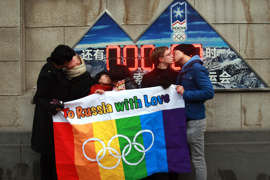 Juegos Olímpicos de Sochi: Entre el 7 y el 23 de febrero se celebran en Rusia los Juegos Olímpicos de Invierno en Sochi, que se desarrollan en el seno de una importante polémica en torno a la “Ley rusa sobre propaganda homosexual”, en vigor desde 2013. En la imagen, un grupo de activistas gays y lesbianas se besan en Pekín el 14 de febrero. STR/AFP/Getty Images.