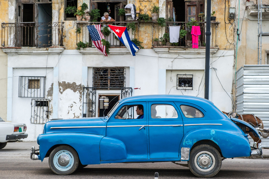 Acuerdo entre Cuba y EE UU: El 17 de diciembre el presidente estadounidense Barack Obama anuncia que su país restablecerá las relaciones diplomáticas con Cuba, poniendo fin a 54 años de aislamiento. En la imagen, un coche antiguo en las calles de La Habana el 19 de diciembre. Yamil Lage/AFP/Getty Images.