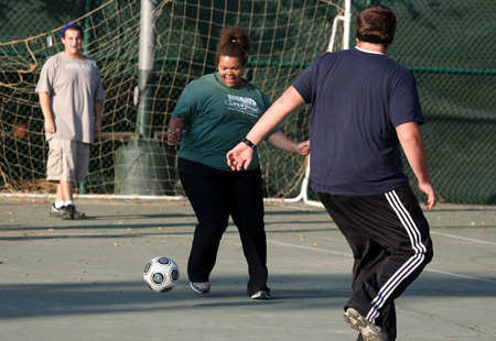 Un grupo de adolescentes juegan al futbol en la Reedley (California), como parte de un programa para perder peso (Justin Sullivan/Getty Images).