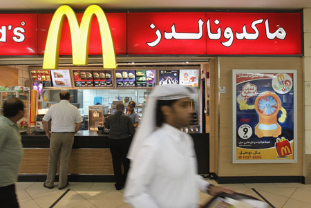 Un qatarí lleva una bandeja de comida del McDonald's (Sean Gallup/Getty Images).