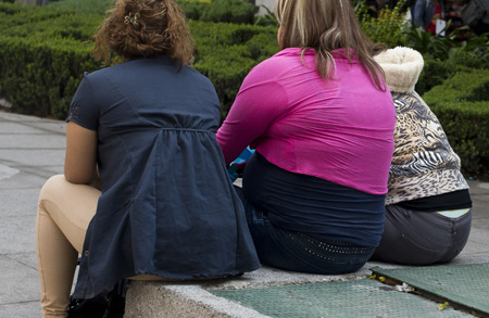 Mujeres con sobrepeso están sentadas en un banco improvisado en Ciudad de México (Ronaldo Schemidt/AFP/Getty Images).