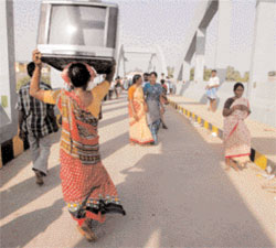 Mujer hindú transportando un televisor