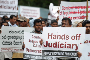 Abogados y activistas en Sri Lanka se manifiestan frente a la Corte Suprema en Colombo en protesta contra el Gobierno (S. Kodikara/AFP/Getty Images).
