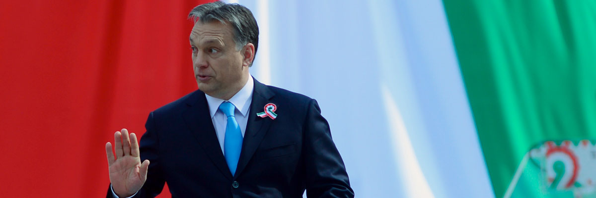 El primer ministro húngaro, Viktor Orban, se prepara para dar un discurso enfrente del Museo Nacional de Budapest por el aniversario de la Revolución Húngara y la Guerra de Independencia, marzo 2014.