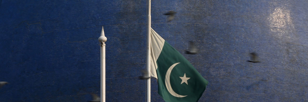 Bandera paquistaní a media asta en la embajada de este país en Nueva Delhi, un día después del ataque contra una escuela en la ciudad de Peshawar, diciembre de 2014. Sajjad Hussain/AFP/Getty Images)