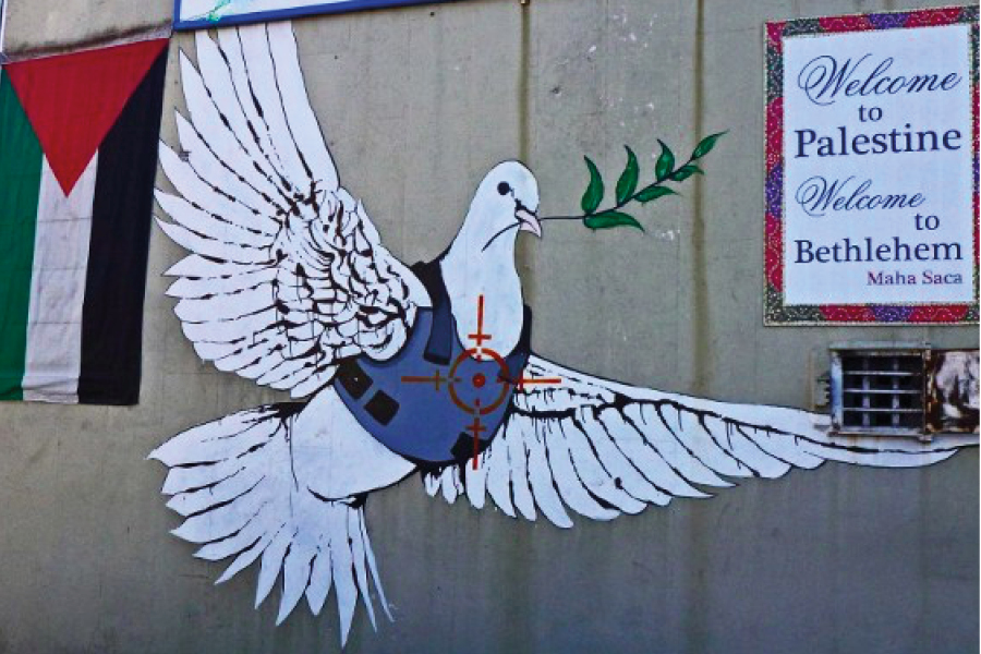 No hay duda de que los grafitis más conocidos sobre el Muro son atribuidos al misterioso Banksy, que este año inauguró The Walled Off Hotel, el hotel ‘con las peores vistas del mundo’ en la ciudad de Belén. Es precisamente en esta urbe donde se pueden encontrar gran parte de las obras del artista, como esta paloma de la paz que da la bienvenida a turistas y extraños con un chaleco antibalas, dando a entender la constante amenaza para la paz en Palestina. El grafiti se encuentra en Belén. © Itxaso Domínguez