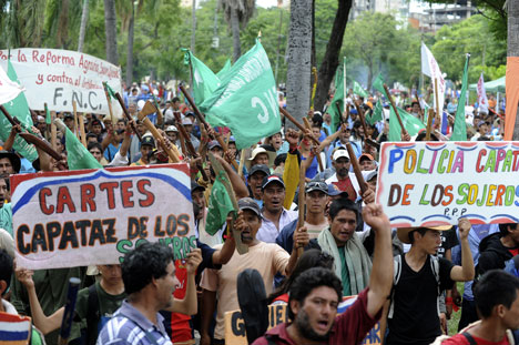 Campesinos y miembros de sindicatos marchan en Asunción, capital de Paraguay, durante una huelga general en la que demandan derechos sindicales y una reforma agraria, entre otras reivindicaciones, marzo de 2014. AFP/Getty Images