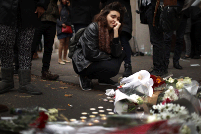 Una joven en un acto en conmemoración a las víctimas del atentado en París. (Christopher Furlong/Getty Images)