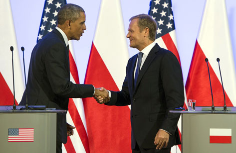 El primer ministro polaco, Donald Tusk, (derecha) estrecha la mano del presidente de Estados Unidos, Barack Obama, tras una reunión en Varsovia, junio de 2014. AFP/Getty Images