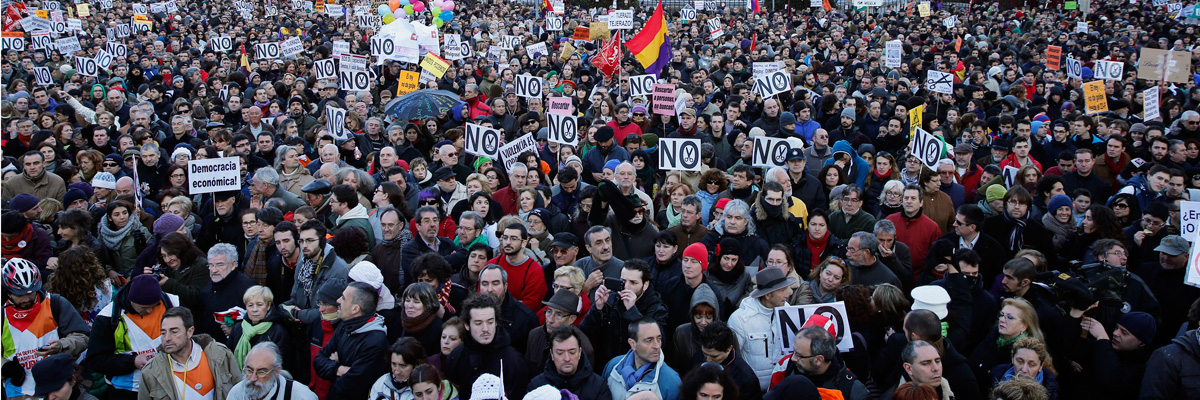 Funcionarios, miembros de ONG y otros ciudadanos se manifiestan contra los recortes del Gobierno en España. (Cesar Manso/AFP/Getty Images)