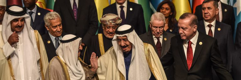 De izquierda a derecha, el emir de Qatar, el emir de Kuwait, el rey de Arabia Saudí y el presidente de Turquía, durante una reunión de la Organización para la Cooperación Islámica en 2016. Ozan Kose/AFP/Getty Images