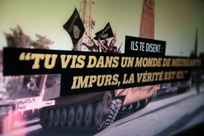 Un vídeo mostrado en la web de la campaña www.stop-djihadisme.gouv.fr lanzada por Francia para combatir al 'yihadismo' en las redes sociales reza "Ellos te dicen: vives en un mundo de malhechores impuros, la verdad está aquí. Joel Saget/AFP/Getty Images)