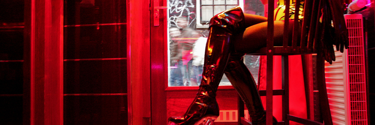 Una prostituta alemana, llamada Eve, espera clientes en barrio rojo de Ámsterdam, Holanda. Aoek de GrootAFP/Getty Images)
