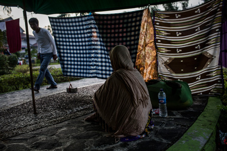 Una mujer refugiada de Afganistán espera en un campo temporal del Batam, Indonesia. (Ulet Ifansasti/Getty Images)