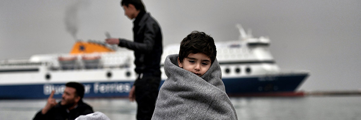 Un niño refugiado a su llegada a puerto tras la travesía por el mar en Lesbos, Grecia. (Aris Messinis/AFP/Getty Images)