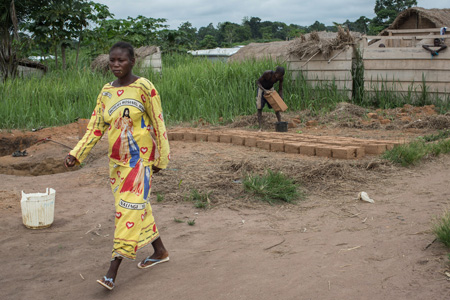 Una refugiada de República Centroafricana camina por el campo de Boyabu en República Democrático de Congo. (Federico Scoppa/AFP/Getty Images)
