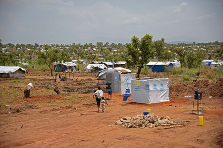 Refugiados de Sudán del Sur camina por el campo Pagirinya, al norte de Kampala, Uganda. (Isaac Kasamani/AFP/Getty Images)