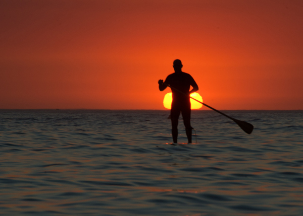 REMO: Un hombre rema sobre una tabla de surf en las aguas de la playa de Ipanema. Brasil es uno de los destinos preferidos para hacer deportes náuticos. Con sus 8.500 kilómetros de costa, además de los grandes ríos que atraviesan el país, se practica el surf, el piragüismo o el buceo. CHRISTOPHE SIMON/AFP/Getty Images