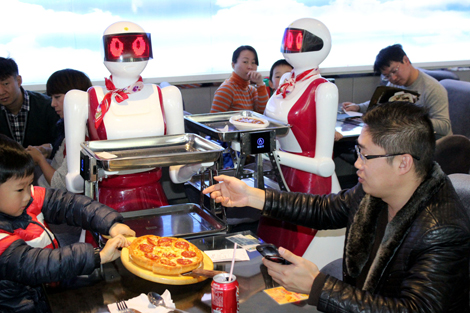 Robots que sirven comida a sus clientes en China. VCG/VCG via Getty Images