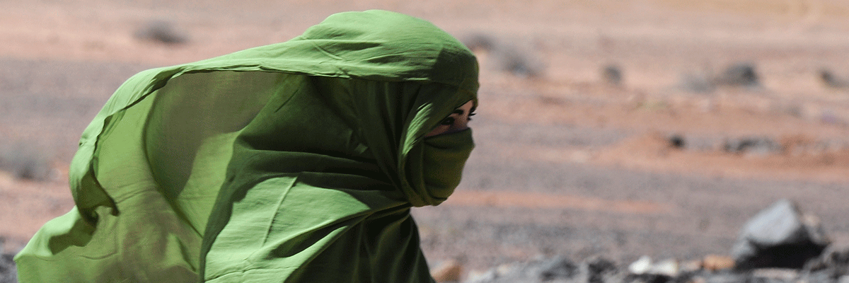 Una mujer saharaui camina cerca de la ciudad de Tifariti en Sáhara Occiddental (Dominique Faget /AFP/Getty Images)