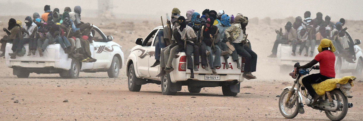 Inmigrantes son recogidos en camiones en Libia, desde donde tratarán de llegar a Europa, junio de 2015. Issouf Sanogo /AFP/Getty Images) 