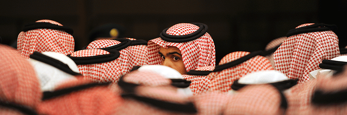 Hombres saudíes esperan fuera del Palacio Masmak para mostrar respeto al rey Salman en Riad, Arabia Saudí. (Fayez Nureldine/AFP/GettyImages)