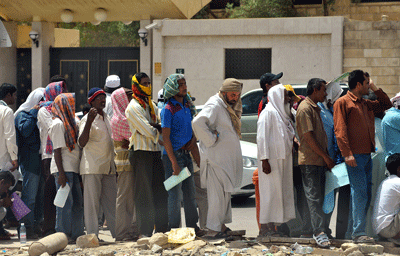 Inmigrantes extranjeros ilegales esperan para ser atendidos en la oficina de inmigración en Arabia Saudí. (Fayez Nureldine/AFP/Getty Images)