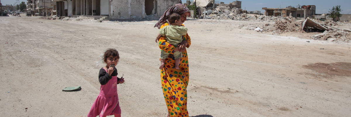 Una familia siria en la ciudad de Kobane en junio de 2015. (Ahmet Sik/Getty Images)