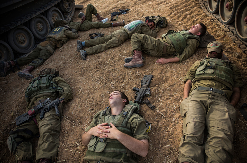 Soldados del ejército de Israel cerca de Sderot, localidad israelí próxima a la frontera con la Franja de Gaza. (Andrew Burton/Getty Images)