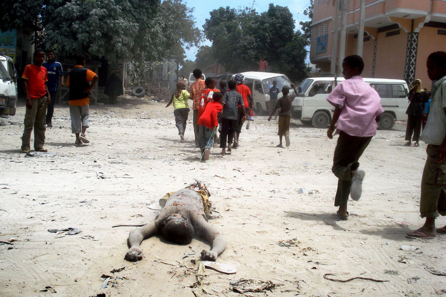 Somalia: 919 niños fueron reclutados y utilizados por la milicia islamista Al Shabab, el Ejército nacional y otros grupos armados, además muchos fueron víctimas de mutilaciones y violencia sexual, así como asesinatos. El Gobierno somalí se ha esforzado por lidiar con la situación ratificando la Convención de los Derechos del Niño, según el informe, pero el control de la mayor parte del país por los señores de la guerra impide una solución a corto plazo. En la foto, un grupo de jóvenes arrastra el cadáver de un niño soldado perteneciente al Ejército somalí que resultó fallecido en un combate contra un grupo extremista islámico. Stringer/AFP/Getty Images.