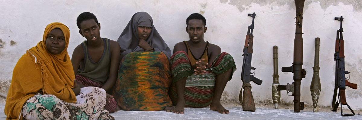 Una mujer es arrestada con us tres hijos sospechosa de pertenecer a Al Shabaad en Mogadiscio, Somalia. (Mohamed Abdiwahab/AFP/Getty Images)