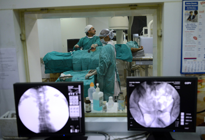 Médicos en el Instituto de Enfermedad Renal y Centro de Investigación en Ahmedabad, India. (Sam Panthaky/AFP/Getty Images)